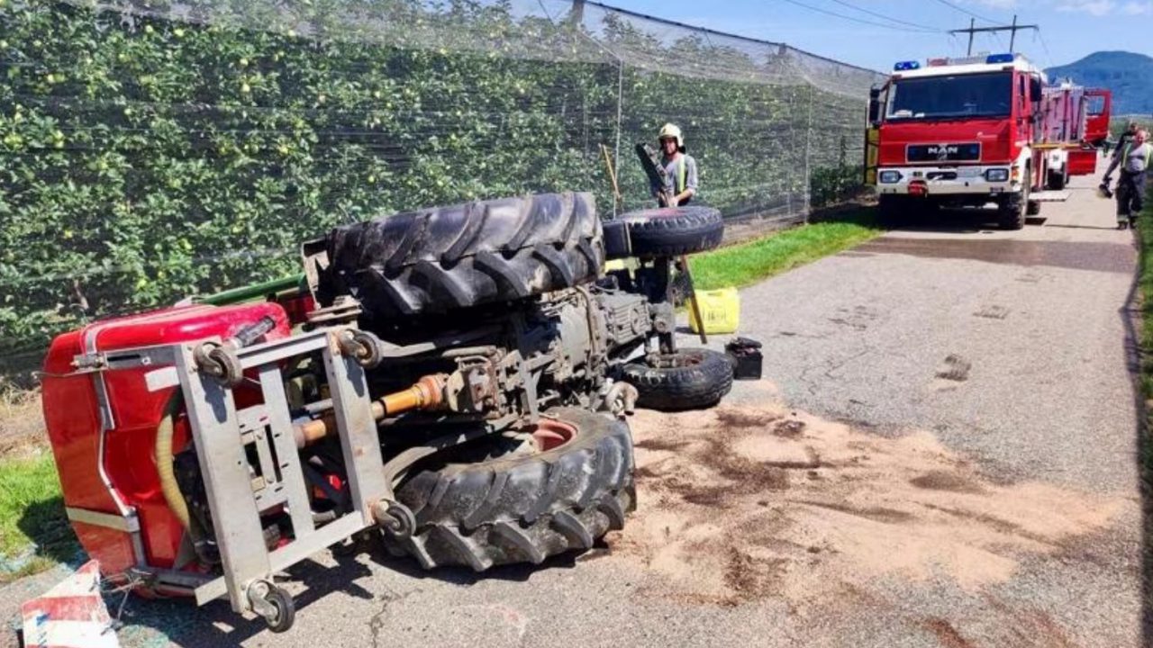 Termeno Si Ribalta Col Trattore A Bordo Strada E Resta Bloccato Dentro