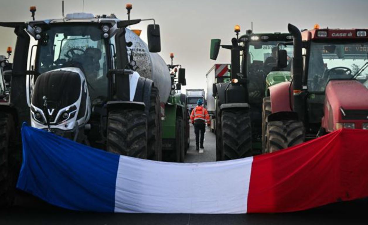 Francia Forza Blocco Dei Trattori Durante Proteste Muore 36enne