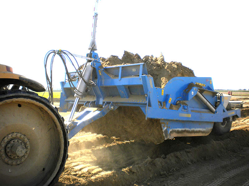 Gli scraper trainati sono ancora oggi attrezzature molto utilizzate nella modellazione del terreno grazie alla loro capacità produttiva