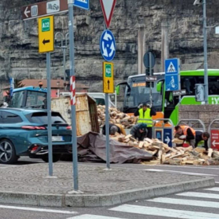 Trento, Rimorchio Agricolo Carico Di Legna Si Ribalta In Centro